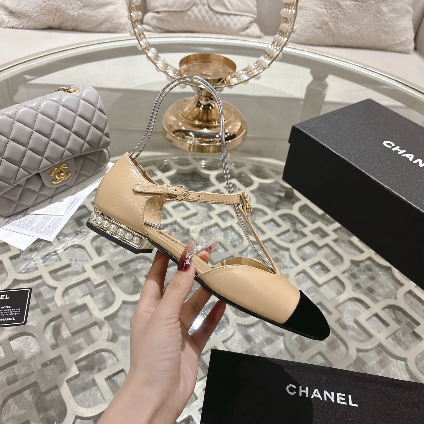 👟👟Ex-factory price 560👟👟 25ss early autumn new Xiaoxiang Chanel pearl double C buckle T-strap Mary Jane shoes pearl heel buckle shoes doll shoe design is so cute 💥The daughter of a rich family has the sense of sight, retro sweetness and age reduction! Mary Jane's unique noble texture allows you to practice various combinations of beauty. Beauty and comfort coexist. Who can not be tempted? The high-end simple style will never go out of style when worn again and again. It vividly interprets the charm of the exclusive fragrance. More possibilities for shaping. Original molded hardware buckle. Upper: lambskin. Lining: sheepskin. Outsole: genuine leather outsole imported from Italy. Size: 35-39 (40.41 custom-made, non-refundable).